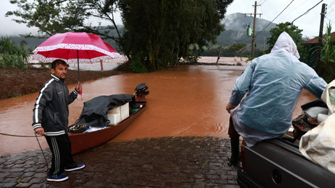 Hujan deras menyebabkan banjir maut di Brasil.  Foto: Diego Vara/Reuters