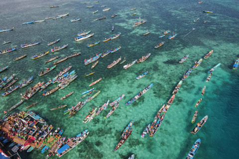 Foto udara ribuan perahu berada di perairan wanci saat deklarasi perlindungan dan pengelolaan cagar biosfer di Pelabuhan Pangulu Belo, Kabupaten Wakatobi, Sulawesi Tenggara, Rabu (1/5/2024). Foto: ANTARA FOTO/Andry Denisah