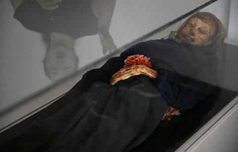 Salah satu mumi yang terawetkan secara alami di kota San Bernardo dipajang di museum. Foto: Raul Arboleda/AFP