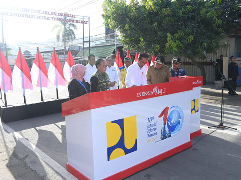 Presiden Jokowi meresmikan Pelaksanaan Inpres Jalan Daerah di Provinsi NTB, Kamis (2/5/2024). Foto: Dok. Kris - Biro Pers Sekretariat Presiden