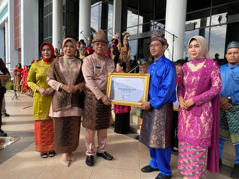 Pj Gubernur Kalbar, Harisson memberikan piagam penghargaan kepada guru berprestasi. Foto: Yulia Ramadhiyanti/Hi!Pontianak