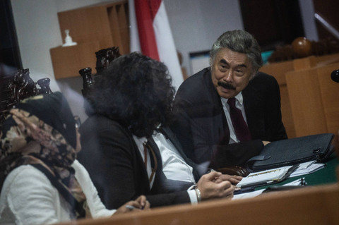 Ketua Tim Hukum PDI Perjuangan Gayus Lumbuun (kanan) berbincang dengan rekannya dalam sidang perdana gugatan PDI Perjuangan terhadap Komisi Pemilihan Umum (KPU) terkait Pilpres 2024 di Pengadilan Tata Usaha Negara (PTUN), Jakarta, Kamis (2/5/2024). Foto: Aprillio Akbar/ANTARA FOTO