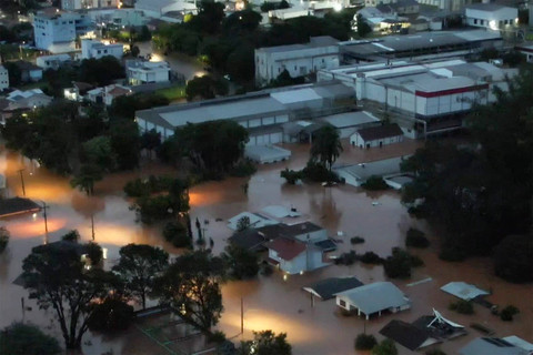 Foto udara menunjukkan kawasan banjir di kota Encantado, Rio Grande do Sul, Brasil (1/5/2024) Foto: GUSTAVO GHISLENI / AFP