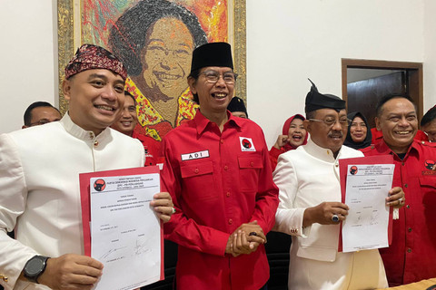 Wali Kota Surabaya Eri Cahyadi dan Wakilnya Armuji mengambil formulir pendaftaran maju sebagai Calon Wali dan Wakil Wali Kota Surabaya 2024 di kantor DPC PDIP Surabaya, Kamis (2/5/2024). Foto: Farusma Okta Verdian/kumparan