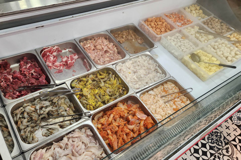 Aneka hidangan di restoran all you can eat Hana K-153, di area foodcourt Diamond Supermarket, Poins Mall, Lebak Bulus, Jakarta (28/4/2024). Foto: Azalia Amadea/Kumparan