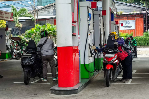 Ilustrasi pengisian bahan bakar di SPBU Pertamina Foto: Jamal Ramadhan/kumparan