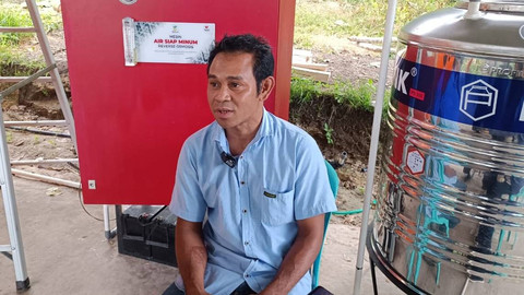 Kepala Desa Pambotanjara, Titus Umbu Jawa Ray di lokasi tangki air RO siap minum bantuan Kemensos, Dusun Kokur Kalimbung, Desa Pambotanjara, Kecamatan Kota Waingapu, Kabupaten Sumba Timur, NTT, Kamis (2/5/2024). Foto: Fadlan Nuril Fahmi/kumparan