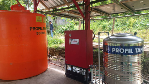 Lokasi tangki air RO siap minum bantuan Kemensos di Dusun Kokur Kalimbung, Desa Pambotanjara, Kecamatan Kota Waingapu, Kabupaten Sumba Timur, NTT, Kamis (2/5/2024). Foto: Fadlan Nuril Fahmi/kumparan
