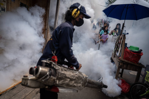 Seorang petugas melakukan pengasapan (fogging) di kawasan permukiman, Kelurahan Grogol, Jakarta, Kamis (2/5/2024). Foto: Bayu Pratama S/ANTARA FOTO