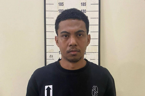 Tampang DJ East Blake alias Achmad Risaldi Saut setelah ditangkap polisi atas laporan yang dibuat pacarnya yang jadi korban revanged porn.  Foto: Dok. Humas Polres Metro Jakarta Utara