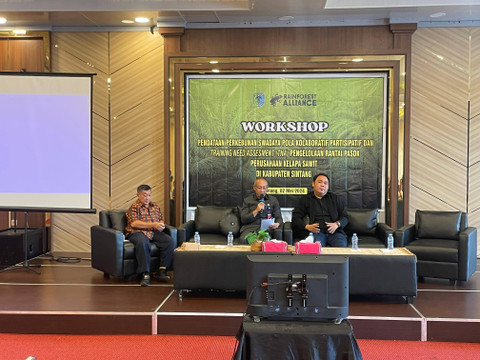 Pembukaan Workshop Kegiatan Pendataan Perkebunan Swadaya Pola Kolaboratif Partisipatif dan Training Need Assesment (TNA) pengelolaan rantai pasok perusahaan perkebunan kelapa sawit oleh Bupati Sintang yang diwakili Asisten III Bidang Administrasi Umum Sekretaris Daerah Kabupaten Sintang, Harysito Linoh. Foto: Yusrizal/Hi!Pontianak