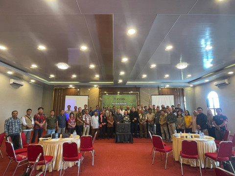 Foto bersama usai Workshop Kegiatan Pendataan Perkebunan Swadaya Pola Kolaboratif Partisipatif dan Training Need Assesment (TNA) pengelolaan rantai pasok perusahaan perkebunan kelapa sawit. Foto: Yusrizal/Hi!Pontianak