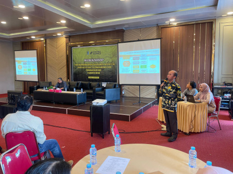 Kepala Bidang Pengembangan Perkebunan Dustanbun Sintang, Arif Setya Budi ketika menyampaikan materi dalam acara Workshop Kegiatan Pendataan Perkebunan Swadaya Pola Kolaboratif Partisipatif dan Training Need Assesment (TNA) pengelolaan rantai pasok perusahaan perkebunan kelapa sawit. Foto: Yusrizal/Hi!Pontianak