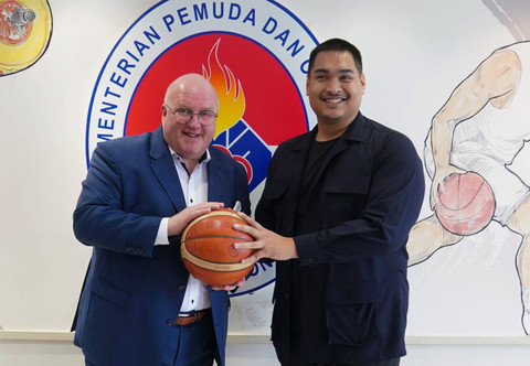 Anggota Dewan FIBA Central Board Ingo Weiss bertemu Menpora Dito Ariotedjo di Graha Kemenpora, Kamis (2/5). Foto: egan/kemenpora.go.id