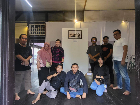 Seniman Singkawang. Sambut Hari Warisan Dunia, para seniman di Singkawang gelar pameran seni koleksi pusaka. Foto: Muhammad Zain/Hi!Pontianak