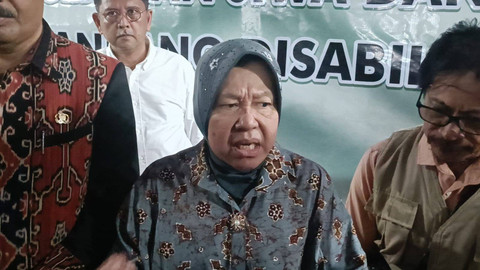 Menteri Sosial RI, Tri Rismaharini dalam acara Pemeriksaan Kesehatan Jiwa dan Bantuan Sosial Bagi Penyandang Disabilitas Mental di Puskesmas Kanatang, Kabupaten Sumba Timur, NTT, Kamis (2/5/2024). Foto: Fadlan Nuril Fahmi/kumparan
