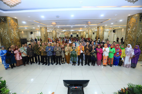 Menteri Ketenagakerjaan Ida Fauziyah bersama para pensiunan Kemnaker dalam Halalbihalal Persatuan Wredatama Prima Karya (PW Prika) di ruang Serbaguna Kemnaker Jakarta, Kamis (2/5/2024). Foto: Dok. Kemnaker