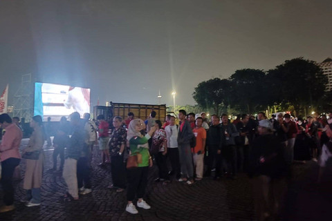 Suasana jelang nonton bareng Timnas Indonesia U-23 melawan Irak di Monas, Jakarta, Kamis (2/5/2024). Foto: Zamachsyari/kumparan