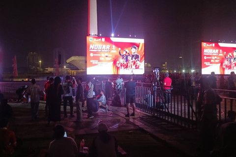 Suasana jelang nonton bareng Timnas Indonesia U-23 melawan Irak di Monas, Jakarta, Kamis (2/5/2024). Foto: Zamachsyari/kumparan