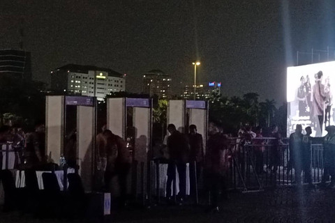 Paspampres memasang pintu metal detector jelang nonton bareng Timnas Indonesia U-23 melawan Irak di Monas, Jakarta, Kamis (2/5/2024).   Foto: Zamachsyari/kumparan