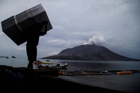 Warga memikul boks ikan saat melakukan aktivitas di Pasar Rakyat enam-enam Tagulandang, Kabupaten Kepulauan Sitaro, Sulawesi Utara, Kamis (2/5/2024). Foto: Andri Saputra/ ANTARA FOTO