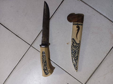 Barang bukti pisau yang dipakai untuk membacok istrinya. | Foto: Dok Polda Lampung