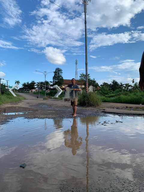 Salah satu jalan rusak di Kabupaten Lampung Timur. | Foto: Ist