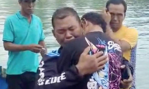 Momen haru saat 4 pelaut Maluku selamat kembali ke darat usai 6 hari terombang-ambing di Laut Aru hanya pakai jeriken. Foto: Dok. Istimewa