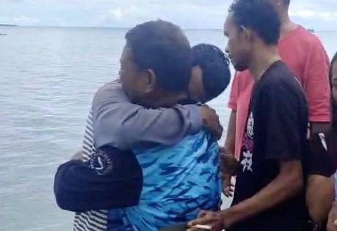 Momen haru saat 4 pelaut Maluku selamat kembali ke darat usai 6 hari terombang-ambing di Laut Aru hanya pakai jeriken. Foto: Dok. Istimewa