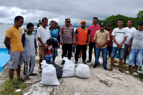 Momen haru saat 4 pelaut Maluku selamat kembali ke darat usai 6 hari terombang-ambing di Laut Aru hanya pakai jeriken. Foto: Dok. Istimewa