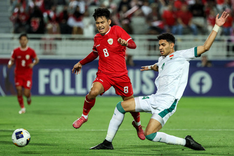 Pemain Timnas Indonesia U-23 Witan Sulaeman berebut bola dengan pemain Timnas Irak U-23 Zaid Tahseen pada pertandingan perebutan tempat ketiga Piala Asia U-23 2024 di Stadion Abdullah bin Khalifa, Kamis (2/5/2024). Foto: KARIM JAAFAR/AFP
