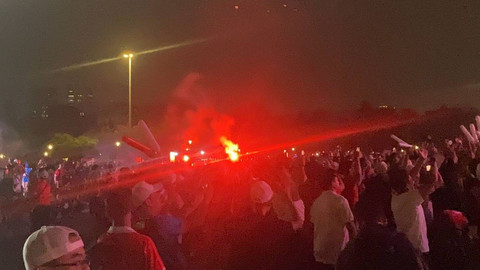 Suasana nonton bareng Timnas Indonesia U-23 melawan Irak di Monas, Jakarta, Kamis (2/5/2024). Foto: Zamachsyari/kumparan
