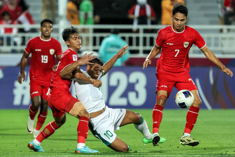 Pemain Timnas Indonesia U-23 Pratama Arhan berebut bola dengan pemain Timnas Irak U-23 Nihad Mohammed pada pertandingan perebutan tempat ketiga Piala Asia U-23 2024 di Stadion Abdullah bin Khalifa, Kamis (2/5/2024). Foto: KARIM JAAFAR/AFP