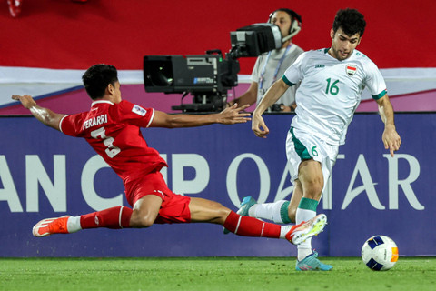 Pemain Timnas Indonesia U-23 Muhammad Ferarri berebut bola dengan pemain Timnas Irak U-23 Muntadher Abdulameer pada pertandingan perebutan tempat ketiga Piala Asia U-23 2024 di Stadion Abdullah bin Khalifa, Kamis (2/5/2024). Foto: KARIM JAAFAR/AFP