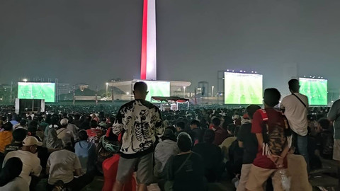 Warga menyaksikan pertandingan Timnas Indonesia U-23 melawan Irak pada pertandingan perebutan tempat ketiga Piala Asia U-23 2024 di Plaza Selatan Monumen Nasional (Monas), Jakarta, Kamis (2/5/2024). Foto: Rachmadi Rasyad/kumparan