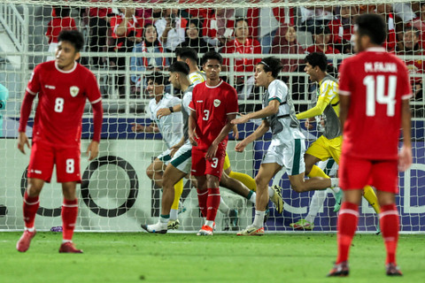 Selebrasi pemain Timnas Irak U-23 usai mencetak gol ke gawang Timnas Indonesia U-23  pada pertandingan perebutan tempat ketiga Piala Asia U-23 2024 di Stadion Abdullah bin Khalifa, Kamis (2/5/2024). Foto: KARIM JAAFAR/AFP