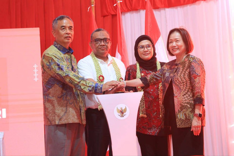 Wamenaker Afriansyah Noor pada acara Peletakan Batu Pertama (Groundbreaking) Pembangunan Pabrik Sepatu PT Sun Bright Lestari di Indramayu, Jawa Barat, Kamis (2/5/2024). Foto: Dok. Kemnaker