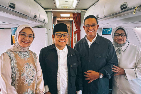 Anies Baswedan (kedua dari kanan) bersama Muhaimin Iskandar bersiap menuju Banda Aceh, Jumat (3/5). Foto: Instagram/ @aniesbaswedan
