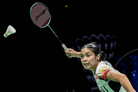 Pebulu tangkis tunggal putri Indonesia Gregoria Mariska Tunjung berusaha mengembalikan kok dalam babak perempatfinal Piala Uber 2024 di Chengdu Hi Tech Zone Sports Center Gymnasium, Chengdu, China, Jumat (3/5/2024). Foto: ANTARA FOTO/Galih Pradipta