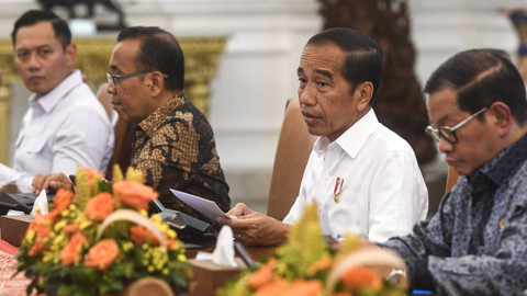 Presiden Joko Widodo memimpin rapat terbatas yang diikuti kabinet Indonesia Maju terkait bencana alam Gunung Ruang di Istana Merdeka, Jakarta, Jumat (3/5/2024). Foto: ANTARA FOTO/Muhammad Adimaja
