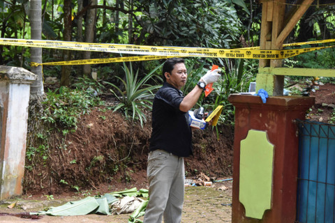 Personel Inafis Polres Ciamis melakukan olah Tempat Kejadian Perkara (TKP) kasus mutilasi di Desa Cisontrol, Kabupaten Ciamis, Jawa Barat, Jumat (3/5/2024). Foto: Adeng Bustomi/Antara Foto