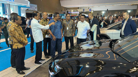 Presiden Joko Widodo (Jokowi) berkunjung ke pameran kendaraan listrik Periklindo Electric Vehicle Show (PEVS) 2024 di Kemayoran, Jakarta (3/5/2024). Foto: Sena Pratama/kumparan