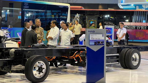 Presiden Joko Widodo (Jokowi) berkunjung ke pameran kendaraan listrik Periklindo Electric Vehicle Show (PEVS) 2024 di Kemayoran, Jakarta (3/5/2024). Foto: Sena Pratama/kumparan