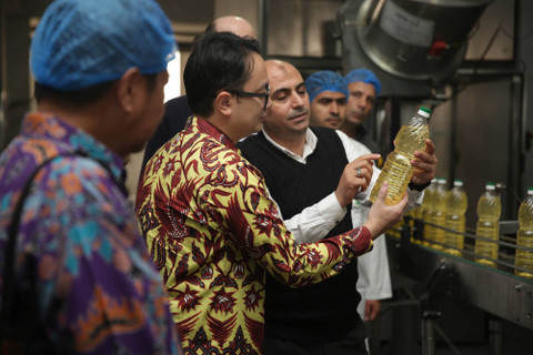 Wakil Menteri Perdagangan RI, Jerry Sambuaga mengunjungi pabrik pengolahan sawit SAVCO di Mesir, Sabtu (27/4), didampingi Presiden Direktur Savco Ammar Aboullaban dan Atase Perdagangan Kedutaan Besar Republik Indonesia (KBRI) Kairo M. Syahran Bhakti S. Foto: Kemendag RI