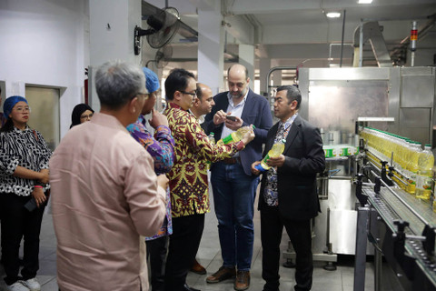 Wakil Menteri Perdagangan RI, Jerry Sambuaga mengunjungi pabrik pengolahan sawit SAVCO di Mesir, Sabtu (27/4), didampingi Presiden Direktur Savco Ammar Aboullaban dan Atase Perdagangan Kedutaan Besar Republik Indonesia (KBRI) Kairo M. Syahran Bhakti S. Foto: Kemendag RI
