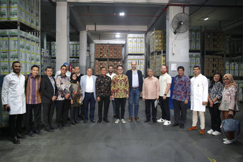 Wakil Menteri Perdagangan RI, Jerry Sambuaga, mengunjungi salah satubpabrik pengolahan sawit di Mesir, SAVCO, pada Sabtu (27/4). Foto: Kemendag RI