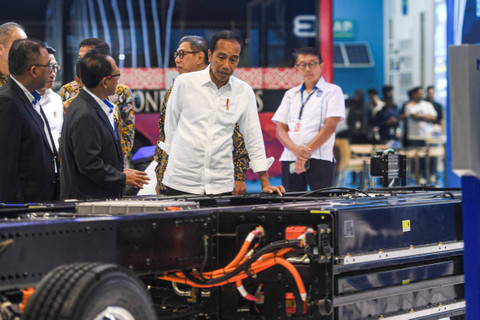 Presiden Jokowi mendengarkan penjelasan petugas saat mengunjungi stan kendaraan listrik pada pameran Periklindo Electric Vehicle Show (PEVS) 2024 di JIEXPO Kemayoran, Jakarta, Jumat (3/5/2024). Foto: Muhammad Adimaja/ANTARA FOTO