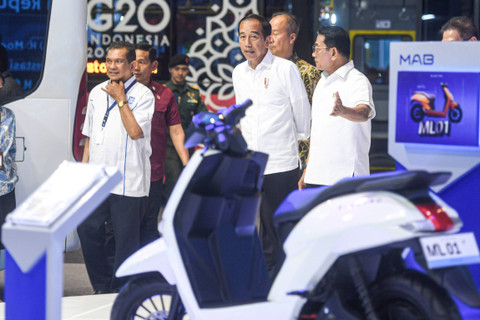 Presiden Jokowi (kedua kanan) didampingi Ketua Umum Periklindo Moeldoko (kanan) mengunjungi stan kendaraan listrik pada pameran Periklindo Electric Vehicle Show (PEVS) 2024 di JIEXPO Kemayoran, Jakarta, Jumat (3/5/2024). Foto: Muhammad Adimaja/ANTARA FOTO