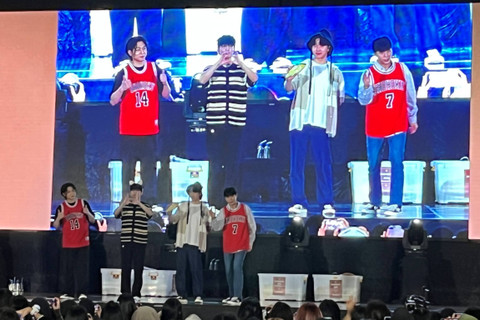 Penampilan Day6 saat menggelar acara fansign  "face to face album sign event in Jakarta" yang digelar di BCIS Ancol, Jumat (3/5/2024). Foto: Ela Nurlaela/kumparan