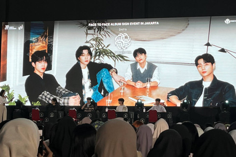 Penampilan Day6 saat menggelar acara fansign  "face to face album sign event in Jakarta" yang digelar di BCIS Ancol, Jumat (3/5/2024). Foto: Ela Nurlaela/kumparan